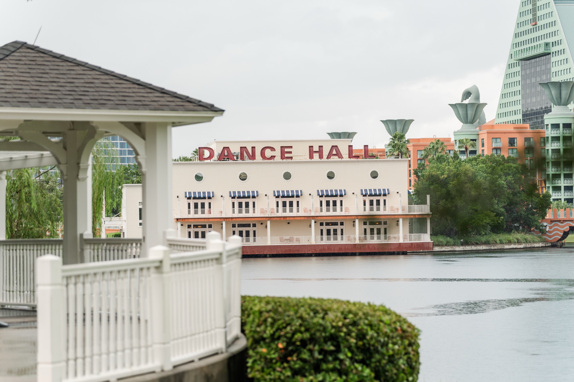 Resorts & Restaurants